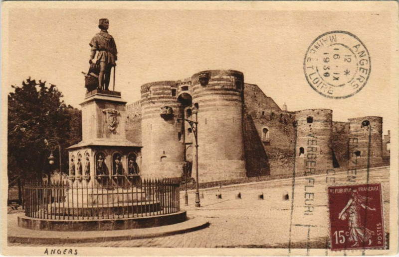 Carte postale ancienne Angers Statue du Roi Rene et Chateau France à Angers
