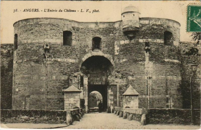 Carte postale ancienne Angers Entree du Chateau France à Angers