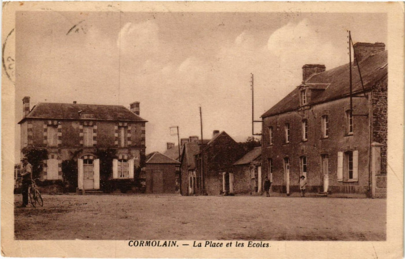 Carte postale ancienne Cormolain - La Place et les Ecoles à Cormolain
