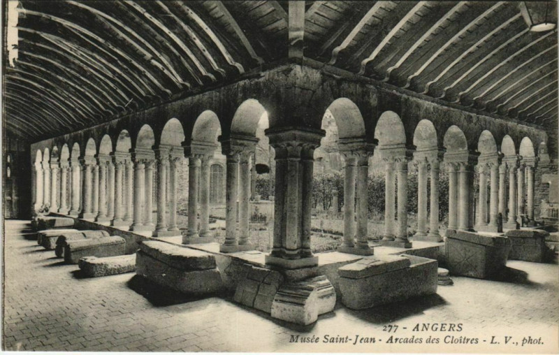 Carte postale ancienne Angers Musee Saint-Jean, Arcades du cloitre France à Angers
