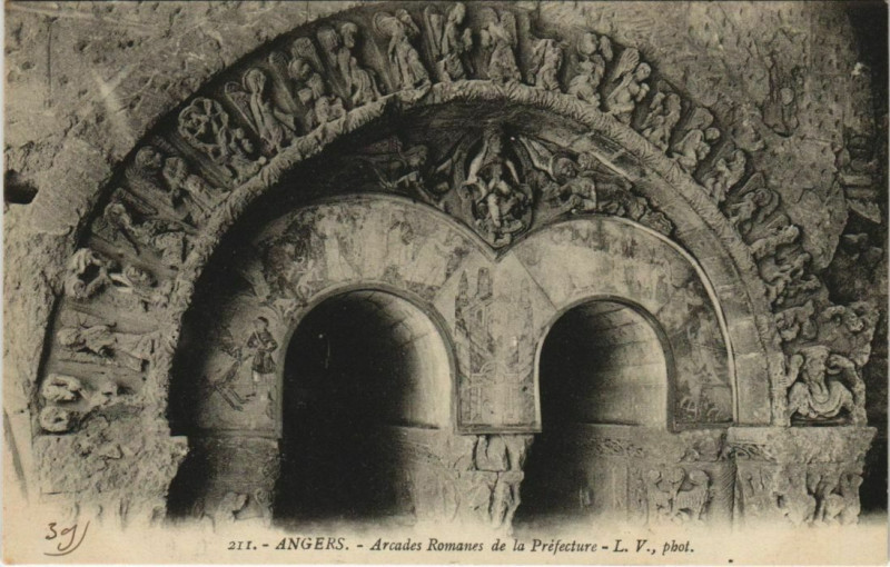 Carte postale ancienne Angers Arcades Romanes de la Prefecture France à Angers