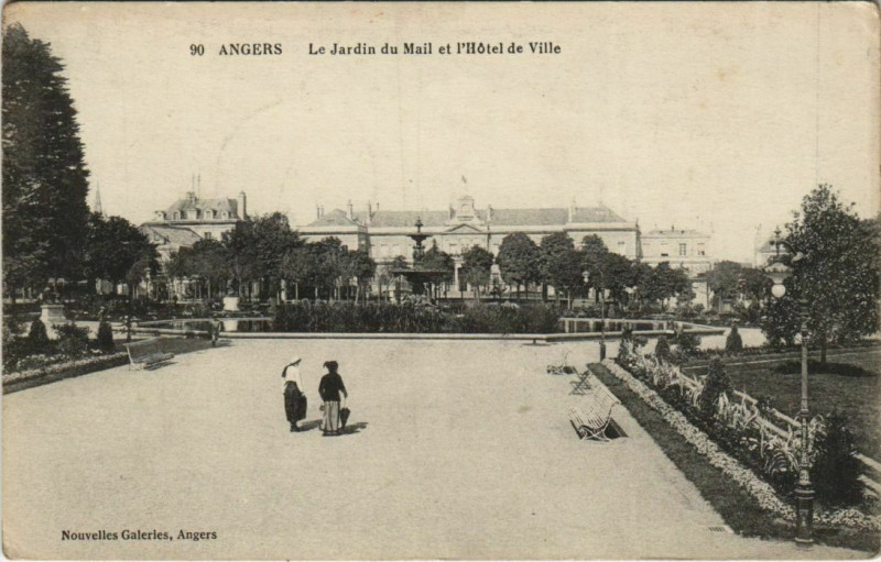 Carte postale ancienne Angers Jardin du Mail et Hotel de Ville France à Angers