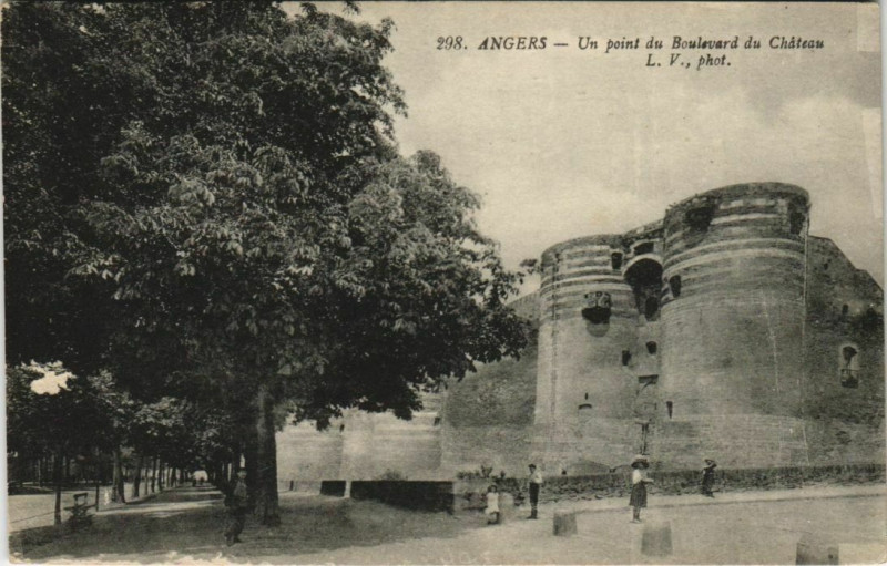 Carte postale ancienne Angers Un point du Boulevard du Chateau France à Angers