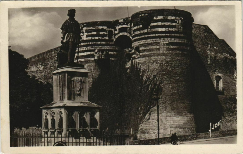 Carte postale ancienne Angers Statue du Roi Rene et Chateau France à Angers