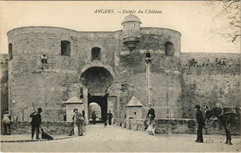 Carte postale ancienne Angers Entree du Chateau France à Angers