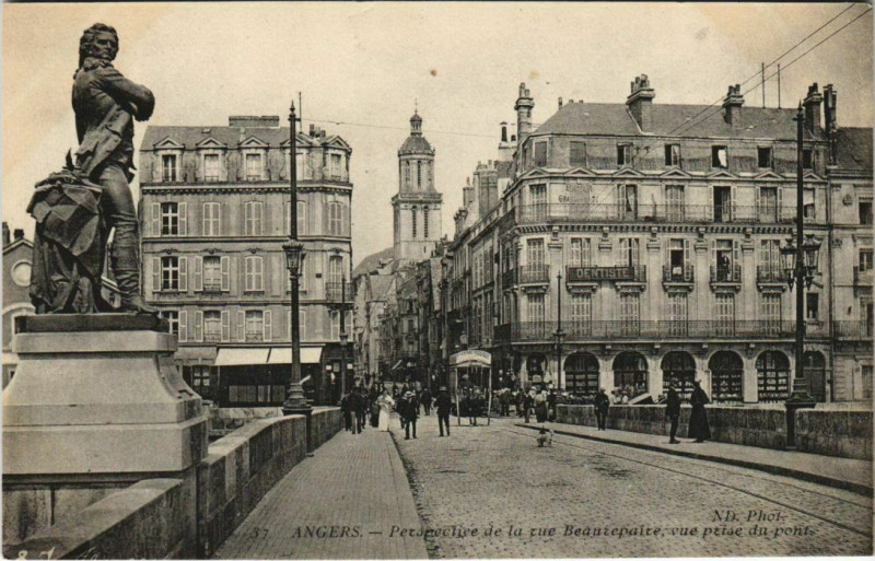 Carte postale ancienne Angers Perspective de la rue Beaurepaire France à Angers