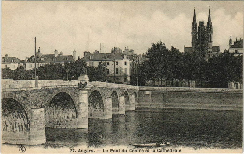 Carte postale ancienne Angers Pont du Centre et la Cathedrale France à Angers