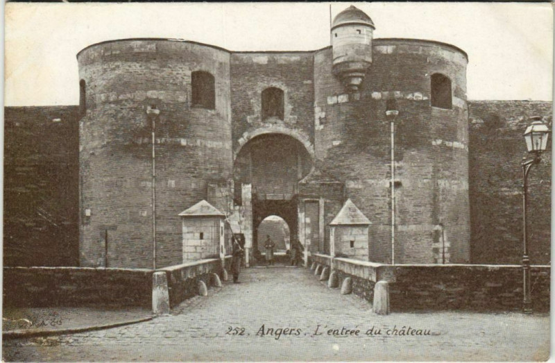 Carte postale ancienne Angers Entree du Chateau France à Angers