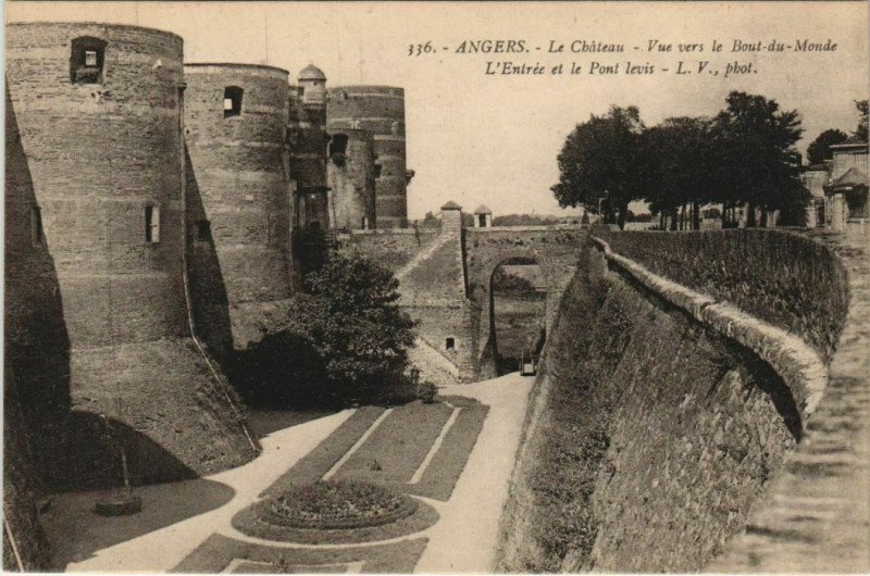 Carte postale ancienne Angers Le Chateau France à Angers