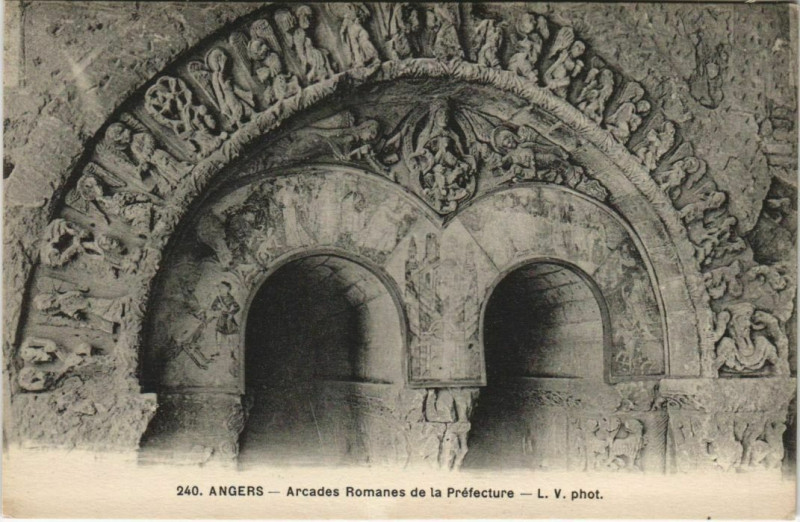 Carte postale ancienne Angers Arcades Romanes de la Prefecture France à Angers