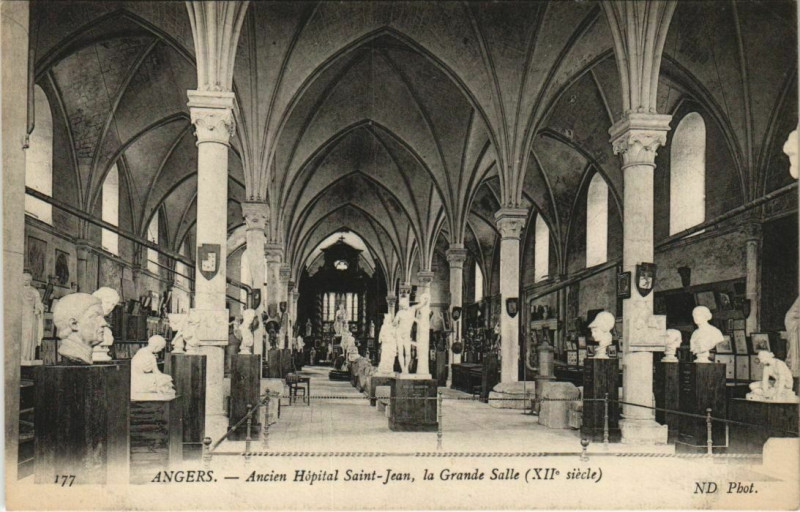 Carte postale ancienne Angers Ancien hopital Saint-Jean, Grande Salle France à Angers