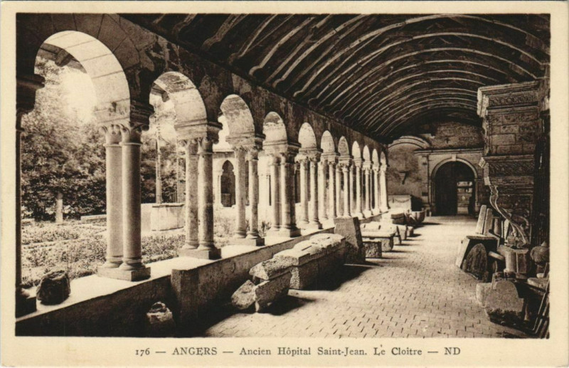 Carte postale ancienne Angers Ancien Hopital Saint-Jean, le Cloitre France à Angers