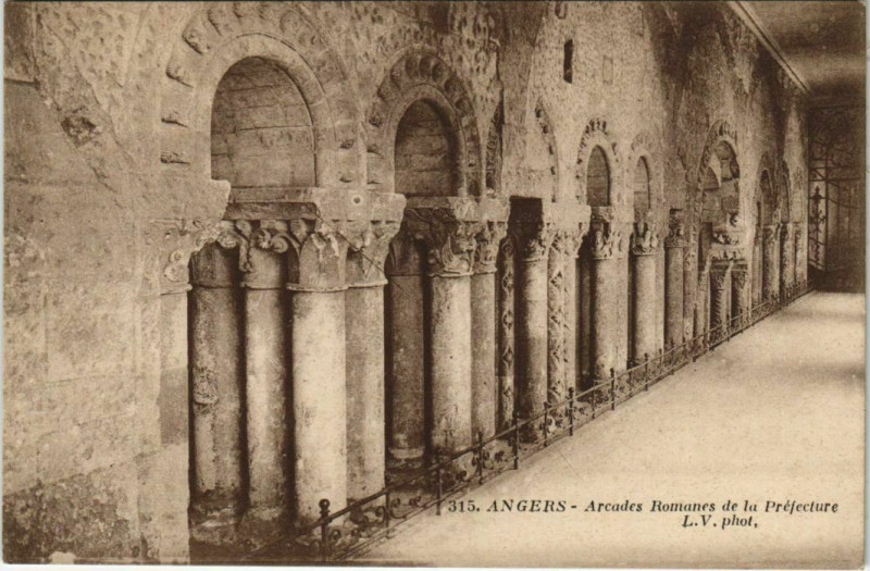 Carte postale ancienne Angers Arcades Romanes de la Prefecture France à Angers