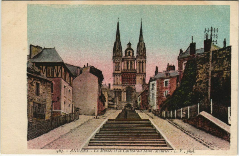 Carte postale ancienne Angers La Montee et la Cathedrale Saint-Maurice France à Angers