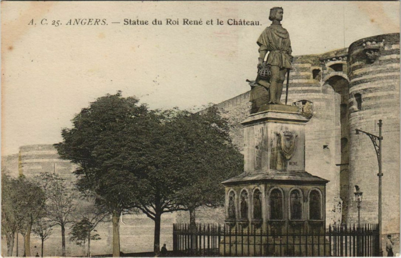 Carte postale ancienne Angers Statue du Roi Rene et Chateau France à Angers