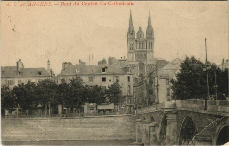 Carte postale ancienne Angers Pont du Centre ,La Cathedrale France à Angers