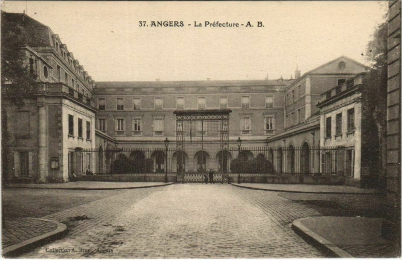 Carte postale ancienne Angers La Prefecture France à Angers