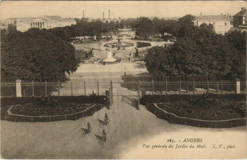 Carte postale ancienne Angers vue generale du Jardin du Mail France à Angers