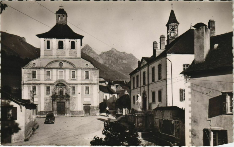 Carte postale ancienne Accous L'Eglise et la Mairie France à Accous