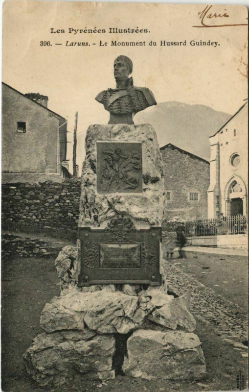 Carte postale ancienne Laruns Le Monument du Hussard Guindey France à Laruns