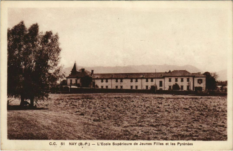 Carte postale ancienne Nay L'Ecole Superieure France à Nay