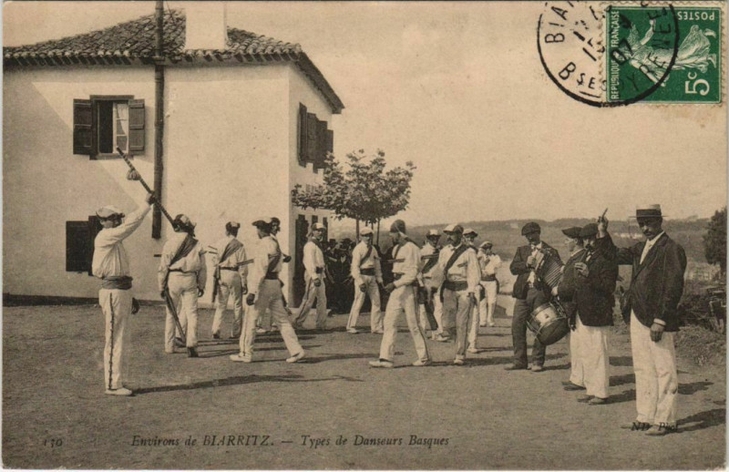 Carte postale ancienne Env.de Biarritz Types de Danseurs Basque France à Biarritz