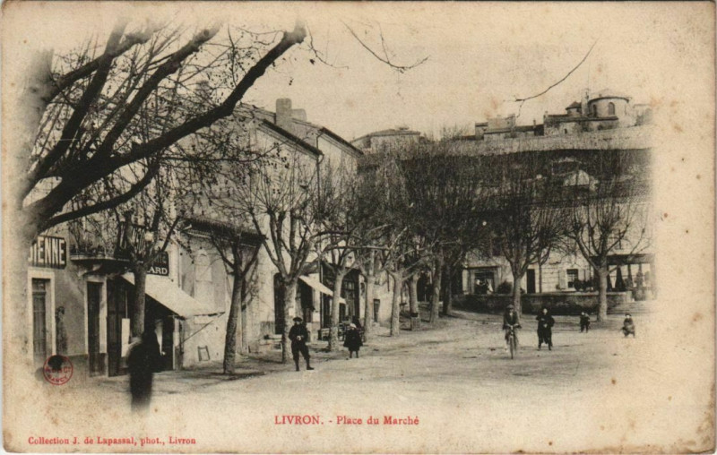 Carte postale ancienne Livron Place du Marche France à Livron