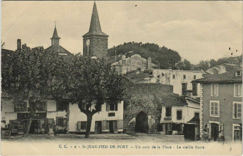 Carte postale ancienne St.Jean Pied de Port Un Coin de la Place France