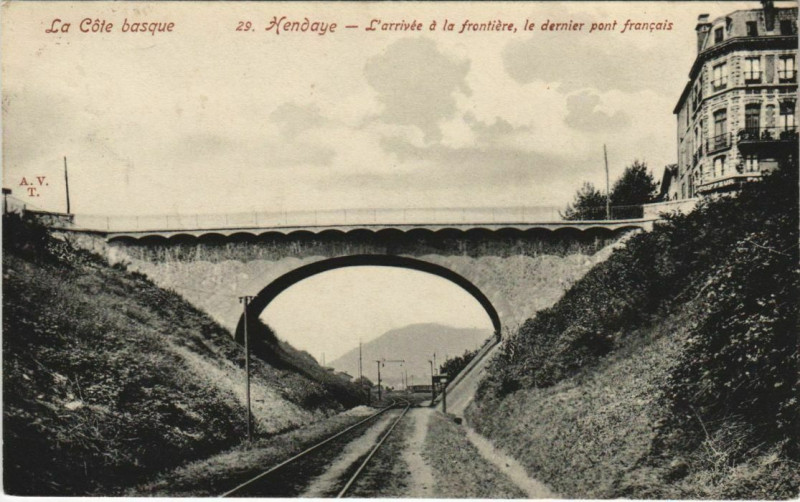 Carte postale ancienne Hendaye L'Arrivee a la frontiere France à Hendaye