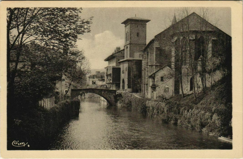 Carte postale ancienne St.Jean Pied de Port L'Eglise, Les Bords de la Nive France à Saint-Jean-Pied-de-Port