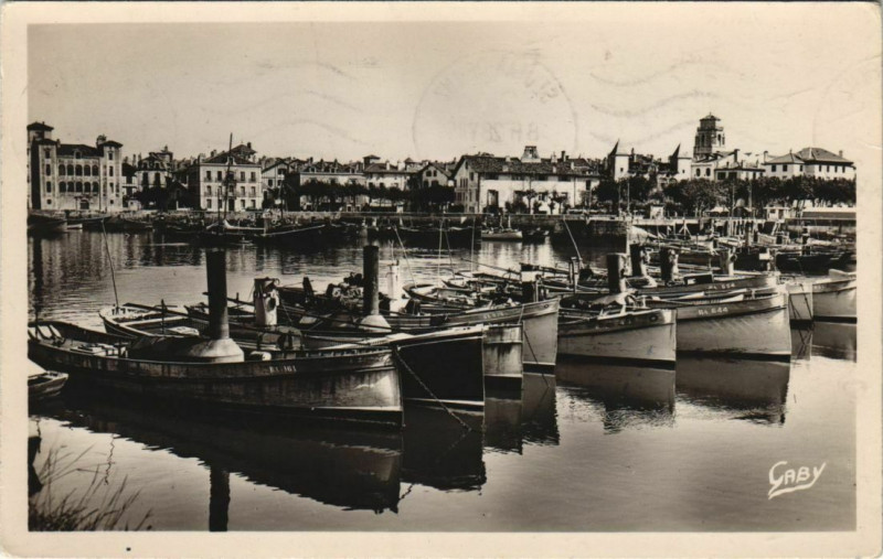 Carte postale ancienne Saint Jean de Luz Le Port et les Quais France à Saint-Jean-de-Luz