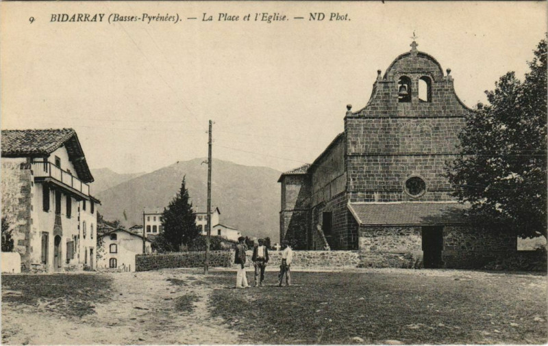 Carte postale ancienne Bidarray La Place et l'Eglise France à Bidarray