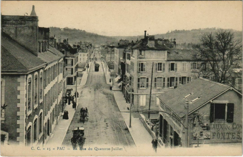 Carte postale ancienne Pau La Rue du Quartier Juillet France à Pau