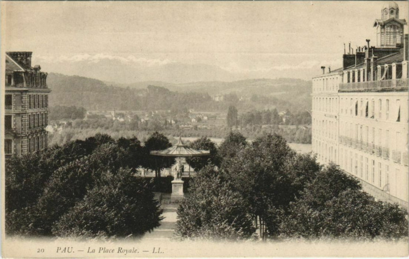 Carte postale ancienne Pau La Place Royale France à Pau
