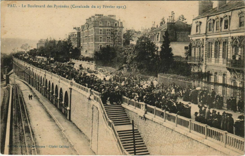 Carte postale ancienne Pau Le Boulevard des Pyrenees France à Pau