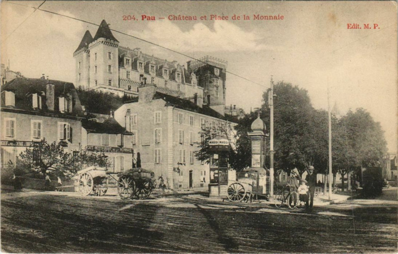Carte postale ancienne Pau Chateau et Place de la Monnaie France à Pau