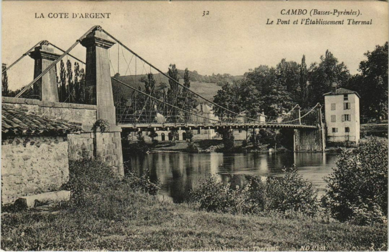 Carte postale ancienne Cambo les Bains Le Pont et l'Etablissement Thermal France à Cambo-les-Bains