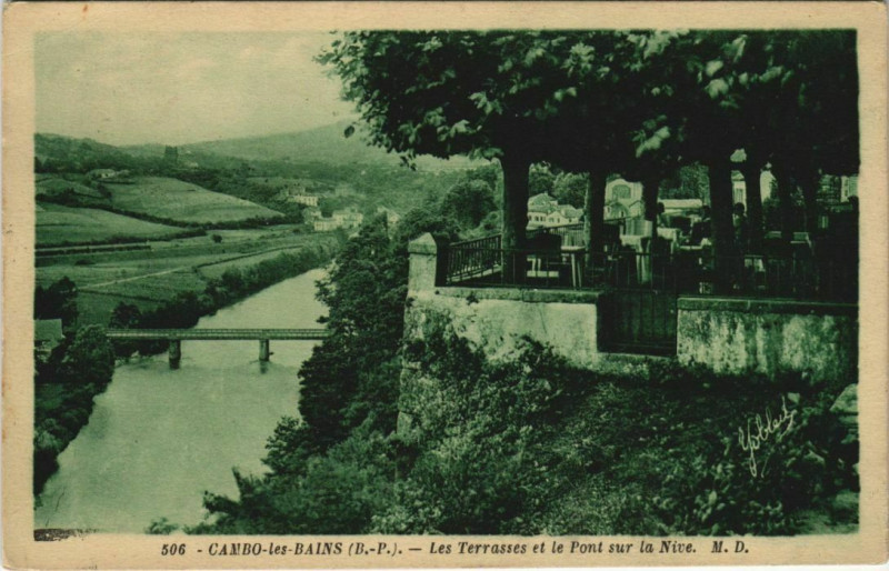 Carte postale ancienne Cambo les Bains Les Terrasses et le Pont France à Cambo-les-Bains