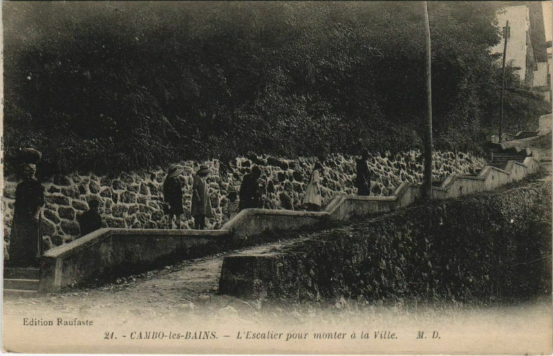 Carte postale ancienne Cambo les Bains L'Escalier pour monter a la Ville France à Cambo-les-Bains