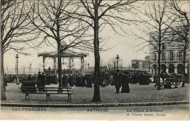 Carte postale ancienne Bayonne La Place d'Armes France à Bayonne