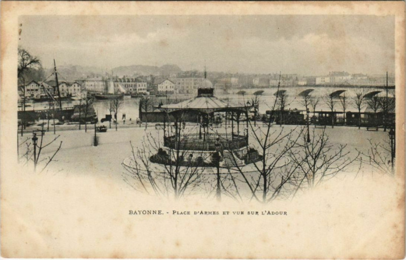 Carte postale ancienne Bayonne Place d'Armes et vue s l'Adour France à Bayonne