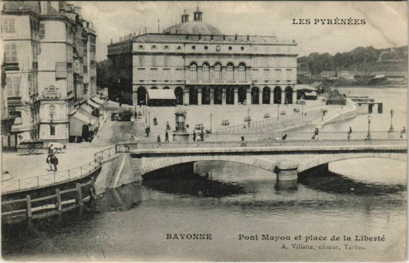 Carte postale ancienne Bayonne Pont Mayou et place de la Liberte France à Bayonne