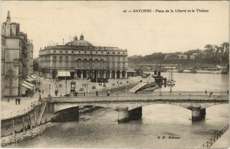 Carte postale ancienne Bayonne Place de la Liberte et le Theatre France à Bayonne