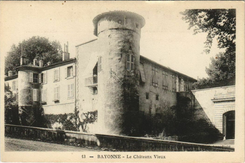 Carte postale ancienne Bayonne Le Chateaux Vieux France à Bayonne