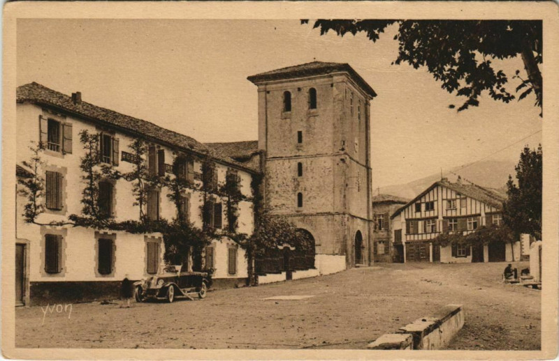 Carte postale ancienne Ascain L'Eglise et l'Hotel de la Rhune France à Ascain