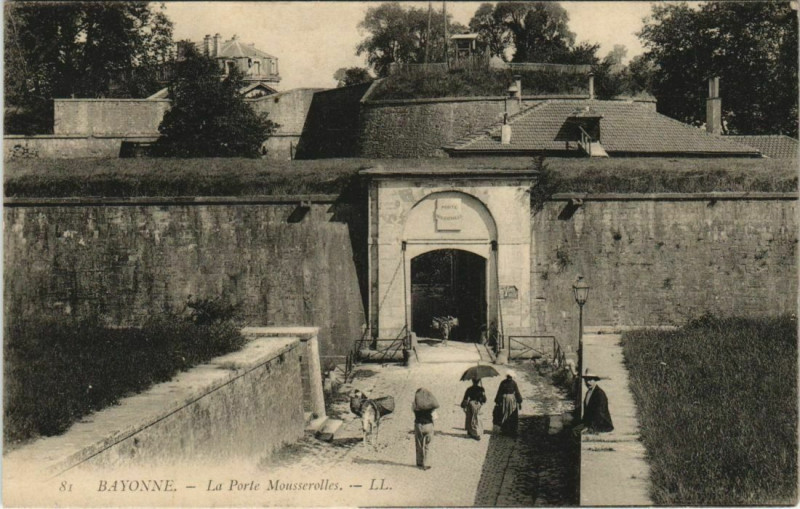 Carte postale ancienne Bayonne La Porte Mousserolles France à Bayonne