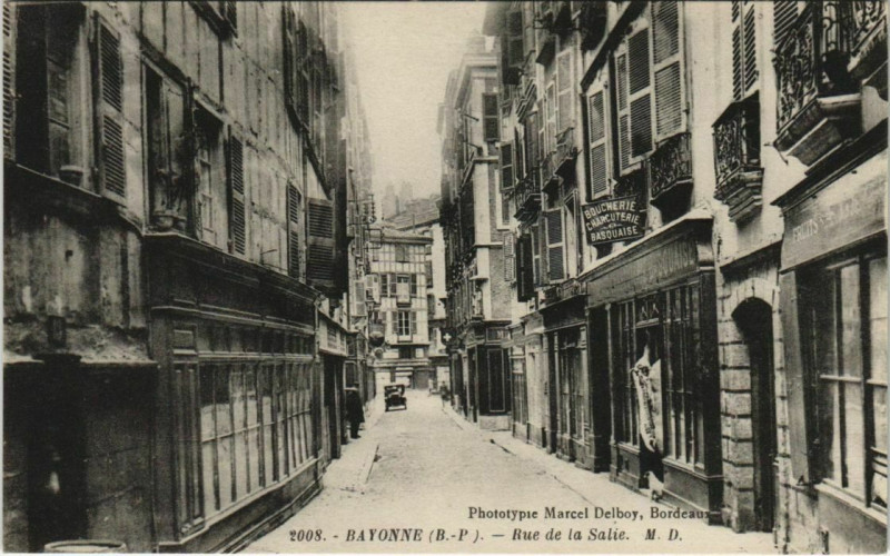 Carte postale ancienne Bayonne Rue de la Salie France à Bayonne