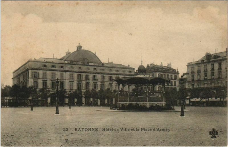 Carte postale ancienne Bayonne Hotel de Ville et la Place d'Armes France à Bayonne