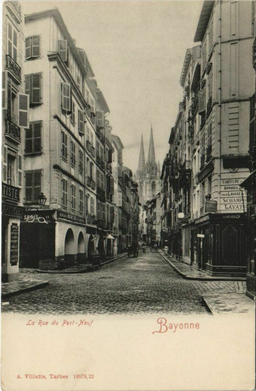 Carte postale ancienne Bayonne La Rue du Port Neuf France à Bayonne