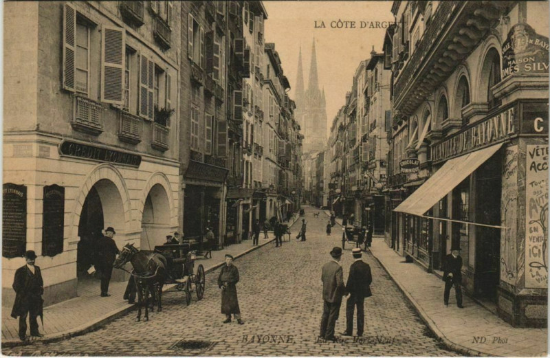 Carte postale ancienne Bayonne La Rue du Port Neuf France à Bayonne